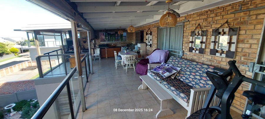 6 Bedroom Property for Sale in Wavecrest Eastern Cape